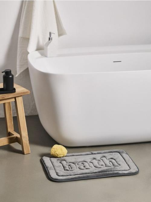 Sinsay - Kúpeľňový koberec s nápisom Bath - tmavosivá
