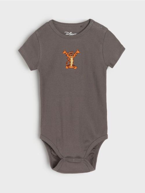 Sinsay - Rebrované body s výšivkou Winnie the Pooh - tmavosivá