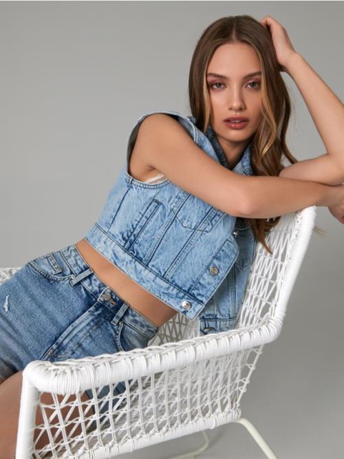 Sinsay - Denimové šortky high waist mom - modrá