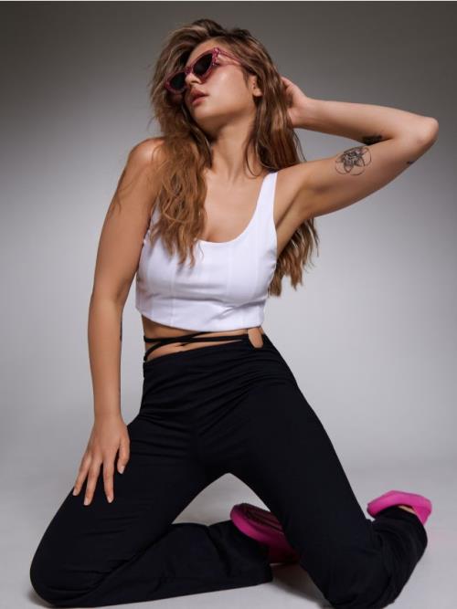 Sinsay - Pásikavý crop top - biela
