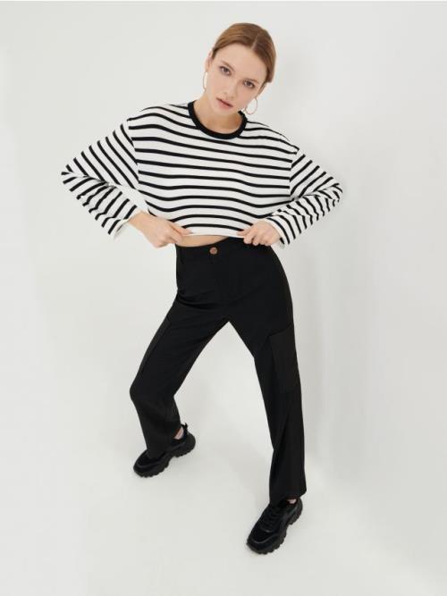 Sinsay - Pásikavý crop top - čierna